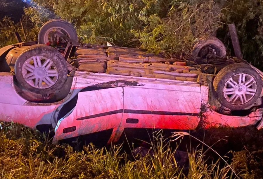 Capotamento de veículo em Criciúma. GM Corsa branco acidentado no bairro Buenos Aires; Corpo de Bombeiros de Içara realizou o resgate de vítima inconsciente na Rodovia Otávio Dassoler.