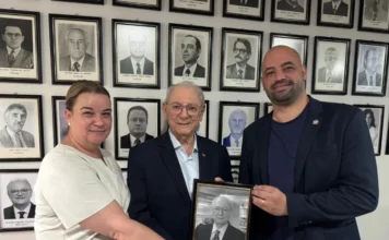 Murillo Capella passa a integrar galeria de ex-secretários Murillo Capella segura seu retrato emoldurado ao lado de autoridades da saúde, passando a integrar oficialmente a galeria de ex-secretários da pasta em Florianópolis.