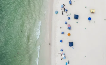 Natal em SC: 75% das praias estão próprias para banho Praia lotada em Santa Catarina no verão. Relatório de balneabilidade do IMA para o final de dezembro de 2025 mostra que a maioria dos pontos monitorados em Florianópolis e no litoral catarinense está apta para banho.