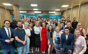 Nova diretoria do DCE Unesc e do C.A. de Direito tomam posse Nova diretoria do DCE Unesc (Gestão 2025/2026) e do C.A. de Direito durante cerimônia de posse no Centro de Realidade Mista, com a presença da reitoria da universidade.