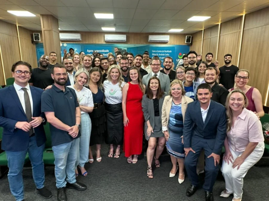 Nova diretoria do DCE Unesc (Gestão 2025/2026) e do C.A. de Direito durante cerimônia de posse no Centro de Realidade Mista, com a presença da reitoria da universidade.