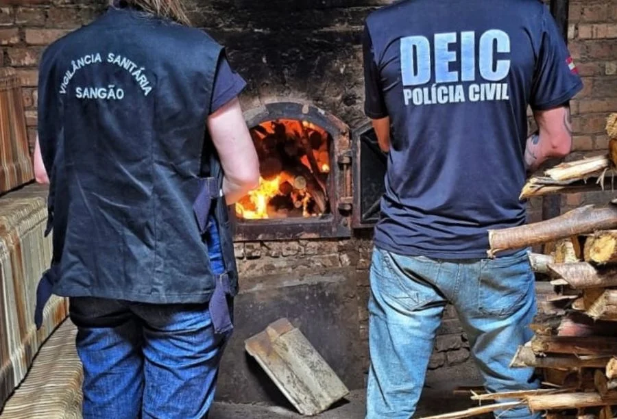 Operação Narke 5 prende 21 pessoas em 15 municípios de SC Dois agentes, um da Vigilância Sanitária e outro da Polícia Civil (DEIC), de costas, observam um forno com fogo durante incineração de drogas.