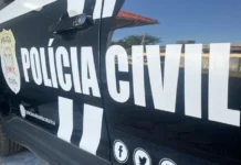 Operação conjunta prende mulher por tráfico de drogas em Ermo Viaturas da Polícia Civil estacionada durante operação conjunta em Ermo que resultou na prisão de uma mulher por tráfico de drogas