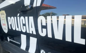 Operação conjunta prende mulher por tráfico de drogas em Ermo Viaturas da Polícia Civil estacionada durante operação conjunta em Ermo que resultou na prisão de uma mulher por tráfico de drogas