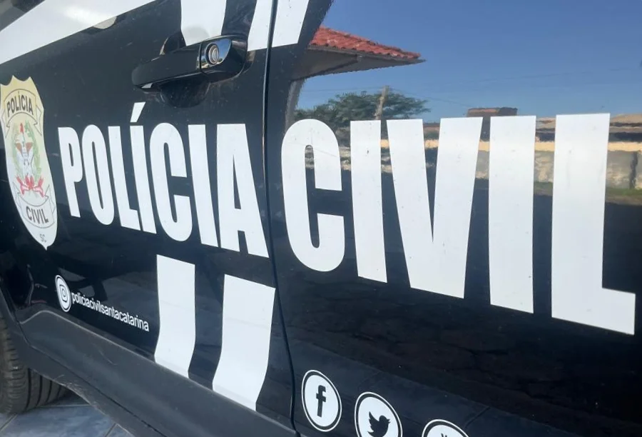 Operação conjunta prende mulher por tráfico de drogas em Ermo Viaturas da Polícia Civil estacionada durante operação conjunta em Ermo que resultou na prisão de uma mulher por tráfico de drogas