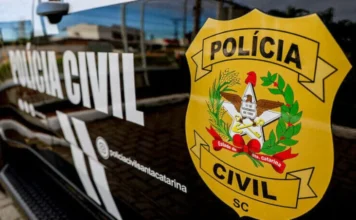 PCSC lança concurso com 300 vagas para Agente e Escrivão Brasão e lateral de viatura da Polícia Civil de Santa Catarina, instituição que abriu concurso público com 300 vagas para Agente e Escrivão.