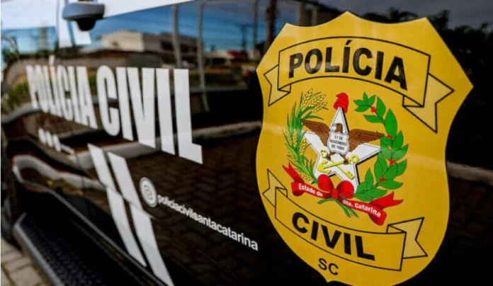 PCSC lança concurso com 300 vagas para Agente e Escrivão Brasão e lateral de viatura da Polícia Civil de Santa Catarina, instituição que abriu concurso público com 300 vagas para Agente e Escrivão.