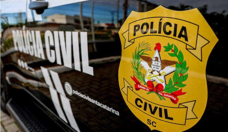 PCSC lança concurso com 300 vagas para Agente e Escrivão Brasão e lateral de viatura da Polícia Civil de Santa Catarina, instituição que abriu concurso público com 300 vagas para Agente e Escrivão.