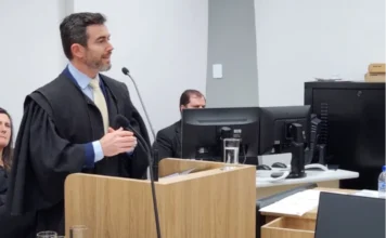 PGE/SC garante impacto de R$ 60 bilhões ao Estado em 2025 O procurador-geral Marcelo Mendes, vestindo beca, discursa em um púlpito de madeira durante balanço de 2025.