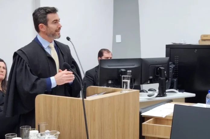 PGE SC garante impacto de R$ 60 bilhões ao Estado em 2025 O procurador-geral Marcelo Mendes, vestindo beca, discursa em um púlpito de madeira durante balanço de 2025.