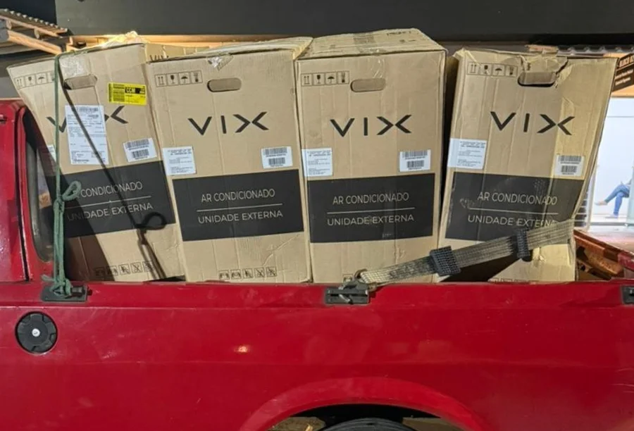 PM recupera ar-condicionado em Nova Veneza. Dois homens são presos em flagrante após arrombarem a Secretaria de Educação e tentarem fugir com equipamentos furtados em uma Ford Pampa.