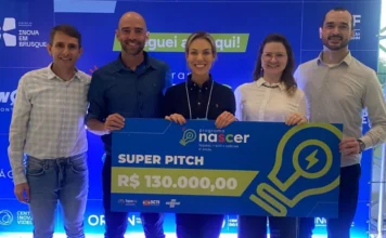 Pain Cave Academy conquista 3º lugar em Super Pitch Day Quatro empreendedores e a representante da Pain Cave Academy posam juntos, segurando um cheque gigante de R$ 130.000,00 do Programa Nascer.
