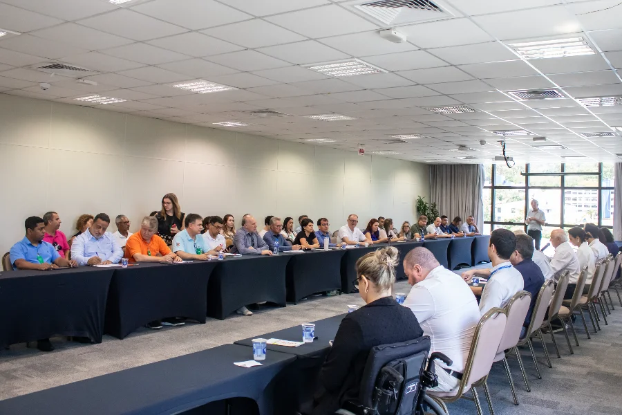 Reunião de negociação entre representantes de trabalhadores e empregadores na FIESC, em Florianópolis, para a definição do reajuste do Piso Salarial Estadual.