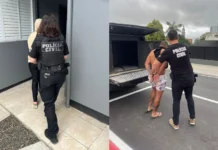Polícia Civil de Morro da Fumaça prende dupla acusada de tráfico Montagem de duas fotos mostrando a prisão de suspeitos pela Polícia Civil. Na foto da esquerda, uma policial feminina, de costas, colete e uniforme preto, conduz uma mulher de blusa clara. Na foto da direita, um policial masculino, de uniforme preto, conduz um homem algemado, sem camisa, em direção a uma viatura da Polícia Civil com a porta traseira aberta.