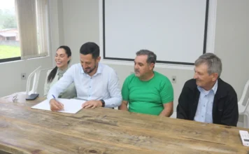 Presidente da Câmara assume como prefeito em Santa Rosa O vereador Jailson Mota Luiz, presidente da Câmara, assina o termo de posse como prefeito interino de Santa Rosa do Sul, ao lado de autoridades.