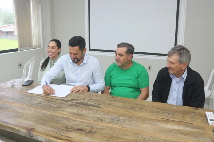 Presidente da Câmara assume como prefeito em Santa Rosa O vereador Jailson Mota Luiz, presidente da Câmara, assina o termo de posse como prefeito interino de Santa Rosa do Sul, ao lado de autoridades.