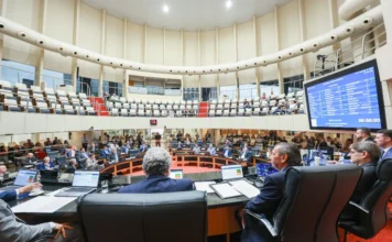 Produção legislativa em SC cresce 59% e atinge marca histórica Sessão plenária na Alesc em Florianópolis. O relatório de 2025 aponta crescimento de 59% nos projetos de lei protocolados e 576 matérias aprovadas no ano.