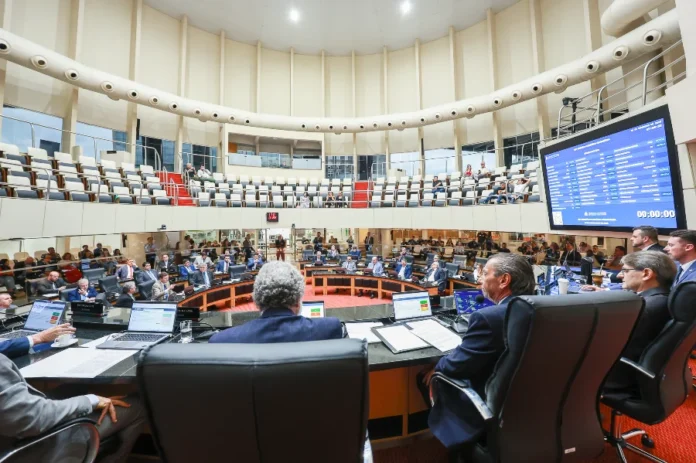 Produção legislativa em SC cresce 59% e atinge marca histórica Sessão plenária na Alesc em Florianópolis. O relatório de 2025 aponta crescimento de 59% nos projetos de lei protocolados e 576 matérias aprovadas no ano.