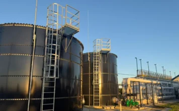 Reforço: ETA VI de Araranguá inicia testes no Lagoa do Caverá Tanques da nova Estação de Tratamento de Água (ETA VI) de Araranguá, localizada no Lagoa do Caverá, que iniciou a fase de testes de produção de 300 mil litros de água por hora.