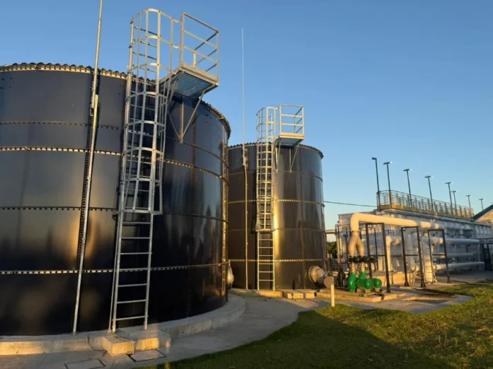 Reforço ETA VI de Araranguá inicia testes no Lagoa do Caverá Tanques da nova Estação de Tratamento de Água (ETA VI) de Araranguá, localizada no Lagoa do Caverá, que iniciou a fase de testes de produção de 300 mil litros de água por hora.