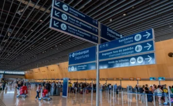 SC bate recorde com 1 milhão de passageiros internacionais Avião comercial no pátio do Floripa Airport. Santa Catarina consolida-se como liderança logística em 2025, com investimentos de R$ 54 milhões em aviação regional e recordes de passageiros internacionais.