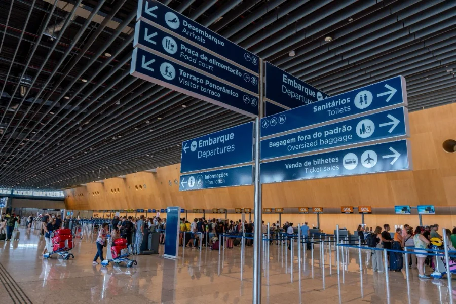 Avião comercial no pátio do Floripa Airport. Santa Catarina consolida-se como liderança logística em 2025, com investimentos de R$ 54 milhões em aviação regional e recordes de passageiros internacionais.