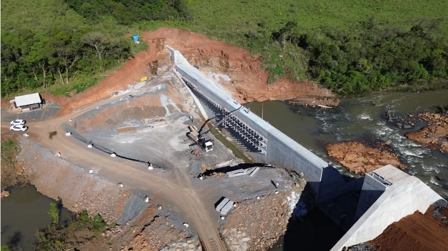 Obra de PCH em Santa Catarina. Programa Energia Boa acelera investimentos em fontes renováveis, colocando SC na liderança de projetos habilitados no leilão da Aneel.