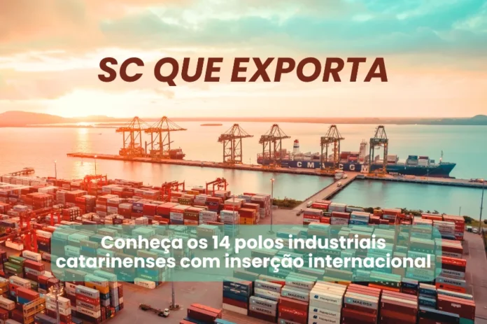 SC tem 14 polos industriais com inserção global, diz FIESC Fotografia aérea de um terminal portuário catarinense ao entardecer, com centenas de contêineres coloridos empilhados e grandes guindastes de carga. Um navio cargueiro está atracado no píer. Sobre a imagem, o texto "SC QUE EXPORTA" destaca os 14 polos industriais com inserção global do estado.