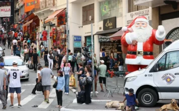 Salário mínimo sobe para R$ 1.621 em 2026; entenda o cálculo Rua de comércio popular com Papai Noel inflável. Governo Federal oficializa aumento do salário mínimo para R$ 1.621 em 2026, garantindo ganho real acima da inflação para 62 milhões de brasileiros.