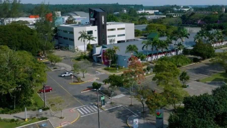Vista aérea do campus da Unesc em Criciúma, mostrando prédios universitários e áreas verdes.