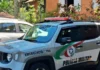 Viatura da Polícia Militar de Santa Catarina estacionada em frente a uma residência de tijolos à vista, durante a ocorrência em Santa Rosa do Sul.