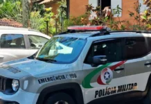 Santa Rosa do Sul: Presa responsável por maus-tratos em asilo Viatura da Polícia Militar de Santa Catarina estacionada em frente a uma residência de tijolos à vista, durante a ocorrência em Santa Rosa do Sul.