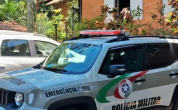 Santa Rosa do Sul: Presa responsável por maus-tratos em asilo Viatura da Polícia Militar de Santa Catarina estacionada em frente a uma residência de tijolos à vista, durante a ocorrência em Santa Rosa do Sul.