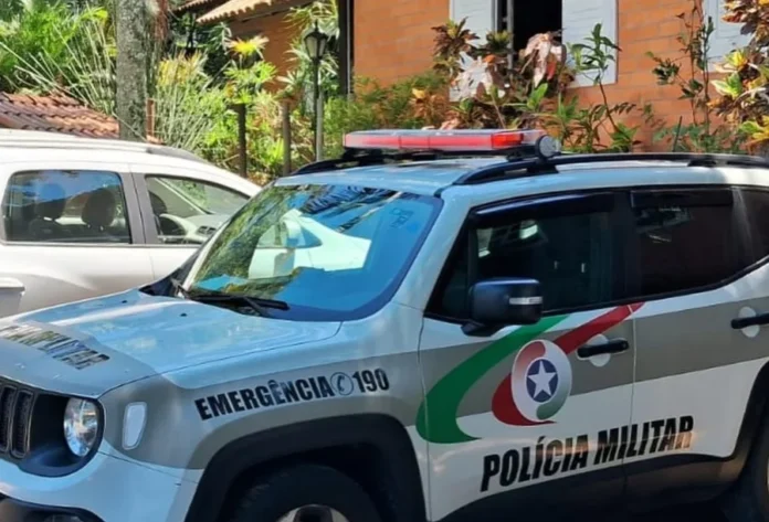 Santa Rosa do Sul Presa responsável por maus-tratos em asilo Viatura da Polícia Militar de Santa Catarina estacionada em frente a uma residência de tijolos à vista, durante a ocorrência em Santa Rosa do Sul.