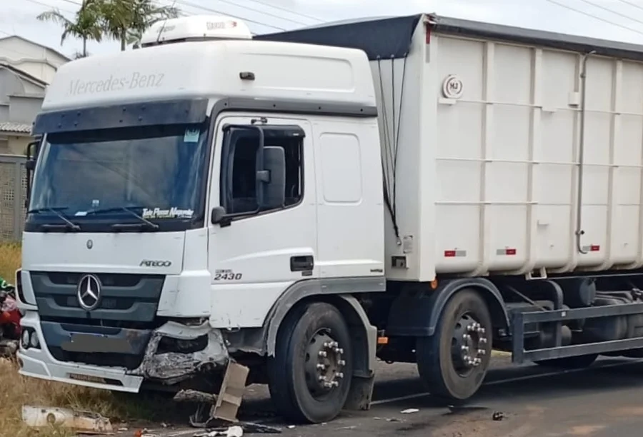 Caminhão Mercedes-Benz branco com danos no para-choque dianteiro direito parado na rodovia SC-290.