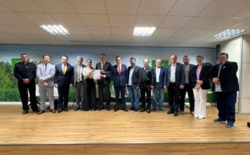 Setor de arroz alerta para “desmonte silencioso” no Brasil Grupo de líderes do setor de arroz, incluindo deputados e senadores, posa em Brasília após reunião no Ministério da Agricultura.