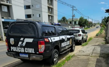 Turvo: Operação policial prende homem por tráfico Viatura da Polícia Civil (caminhonete preta) e viatura da Polícia Militar (carro branco) estacionadas em uma rua de Turvo durante operação policial.