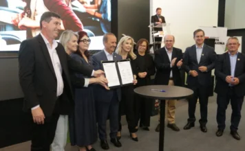 Unesc assina acordos para contrapartida do Universidade Gratuita Governador Jorginho Mello e autoridades da Unesc posam com o acordo de cooperação do Programa Transforma SC.