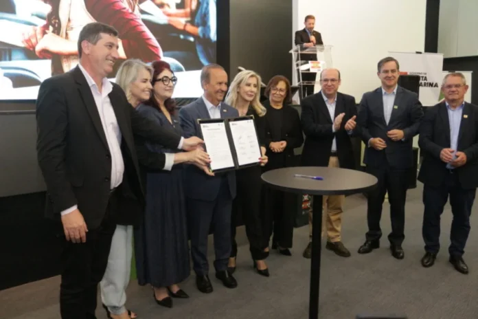 Unesc assina acordos para contrapartida do Universidade Gratuita Governador Jorginho Mello e autoridades da Unesc posam com o acordo de cooperação do Programa Transforma SC.