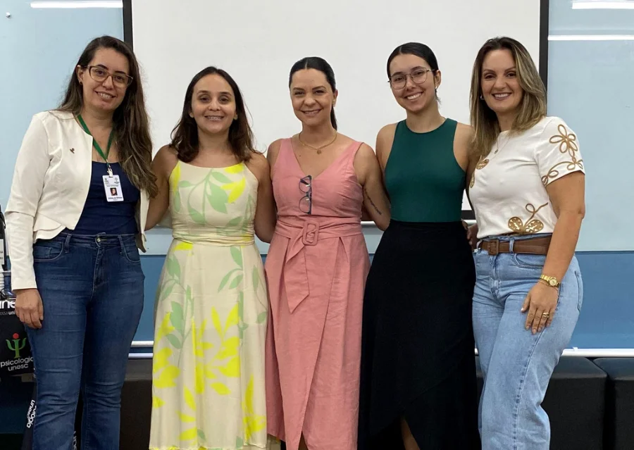 Unesc e MP avaliam projeto pioneiro de Psicologia em presídios Equipe do curso de Psicologia da Unesc, formada por seis mulheres, reunida para planejar a continuidade dos Grupos Terapêuticos em parceria com o Ministério Público no Presídio Regional de Criciúma.