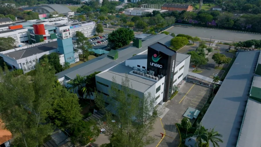 Campus da Unesc em Criciúma visto de cima. Balanço de 2025 destaca a universidade como a melhor não estatal de SC em ensino e líder em inovação pelo Ranking Universitário Folha.