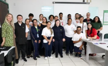 Unesc forma alunos em curso de Office para Todos com foco digital Grupo de alunos com deficiência e professores da Unesc posam para foto em uma sala de aula de informática após a formatura do curso "Office para Todos".