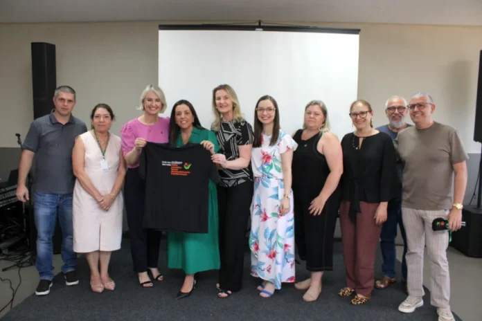 Unesc lança Pacto e campanha contra déficit de professores Lançamento do Pacto pelo Fortalecimento das Licenciaturas da Unesc com a campanha 'Professor(a), Presença que faz a Diferença' em evento da Coordenadoria Regional de Educação.