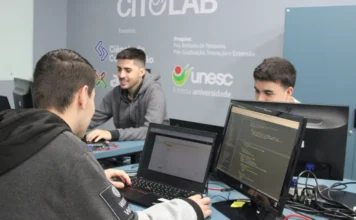 Unesc lança graduação em Engenharia de Software Curso de Engenharia de Software na Unesc em Criciúma. Estudantes em laboratório de informática. Santa Catarina projeta quase 100 mil novas vagas em TI até 2027.