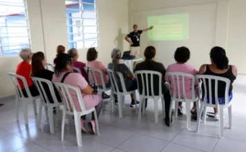 Unesc promove autonomia em exercício e alimentação saudável Professor apresenta aula sobre exercício físico e alimentação saudável para um grupo de mulheres em um centro comunitário.