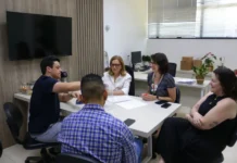 Unesc sorteia 10 bolsas de pós-graduação para alunos do Enade Equipe da Reitoria da Unesc reunida em escritório durante o sorteio de 10 bolsas de pós-graduação destinadas aos alunos que participaram do Enade 2025.