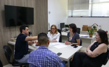 Unesc sorteia 10 bolsas de pós-graduação para alunos do Enade Equipe da Reitoria da Unesc reunida em escritório durante o sorteio de 10 bolsas de pós-graduação destinadas aos alunos que participaram do Enade 2025.