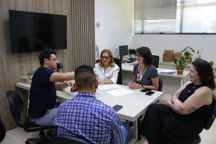 Unesc sorteia 10 bolsas de pós-graduação para alunos do Enade Equipe da Reitoria da Unesc reunida em escritório durante o sorteio de 10 bolsas de pós-graduação destinadas aos alunos que participaram do Enade 2025.