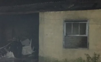 Urussanga: Incêndio atinge edícula no bairro Bom Jesus "Registro noturno de edícula abandonada e atingida por incêndio em Urussanga. A imagem mostra a estrutura de alvenaria com entulhos visíveis no interior através de uma abertura na parede."