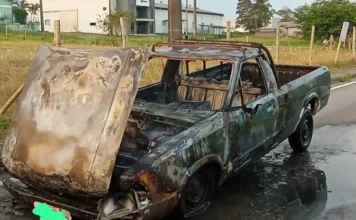 Veículo é destruído por incêndio no centro de Santa Rosa do Sul Picape Ford Pampa totalmente destruída pelo fogo na lateral de uma estrada, com a lataria queimada e capô aberto, em Santa Rosa do Sul.